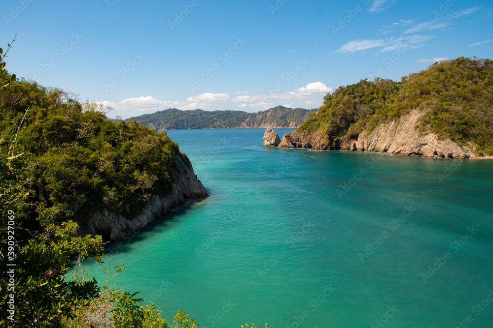Fototapeta premium mar, playa, isla, paisaje, acuático, azul, oceáno, cielo, costa, naturaleza, bahía, viajando, tropical, verano, lago, impresiones, verde, hermoso, turismo, la costa, vacaciones, arena, siam,