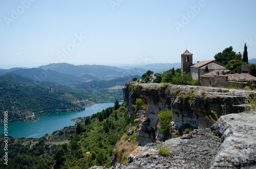 Vista del pueblo de Siurana en Cataluña. Imagen del embalse de Siurana y su pueblo en Cataluña, España.  Imagen de una iglesia junto a unos acantilados en el Priorat. 