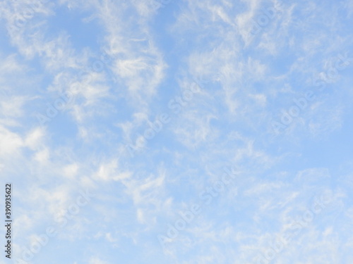 青空に曇