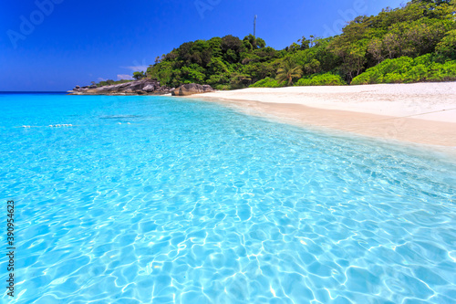 Fototapeta Naklejka Na Ścianę i Meble -  Clear water and blue sky on a sunny day of Similan Islands National Park.