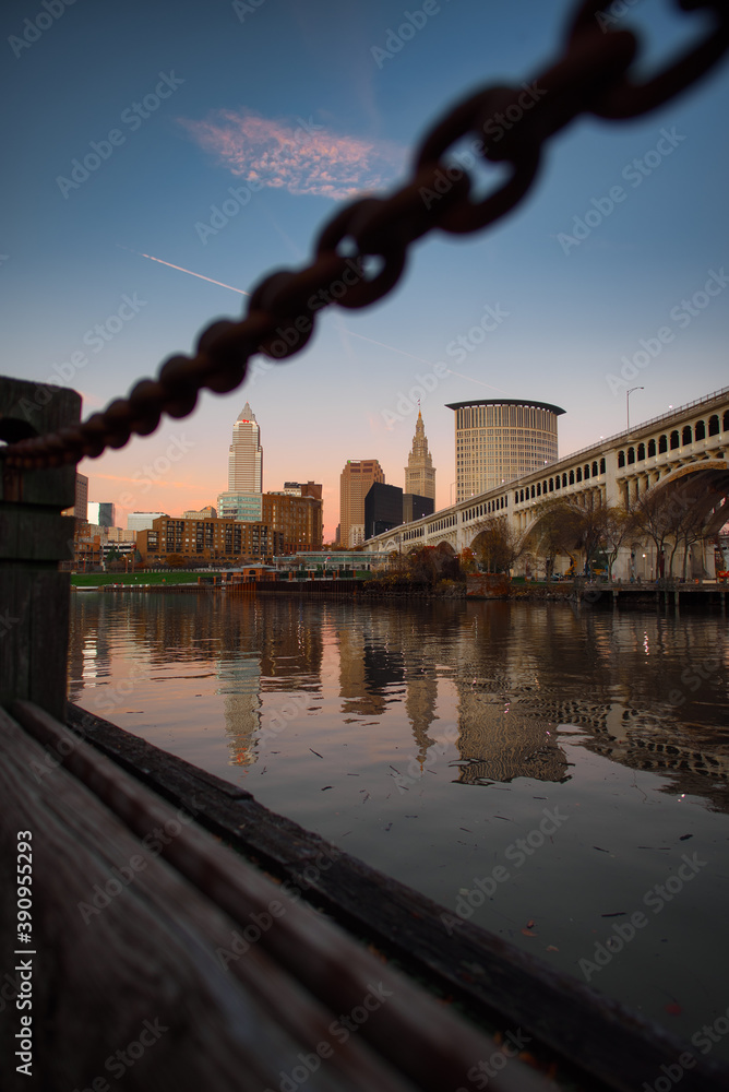 Naklejka premium Cleveland ohio skyline at sunset on the river