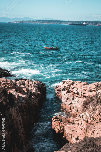 Bote desde un acantilado