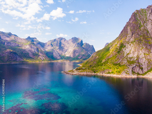 Krajobraz fiordów i gór. Lofoty - wyspy Norwegia