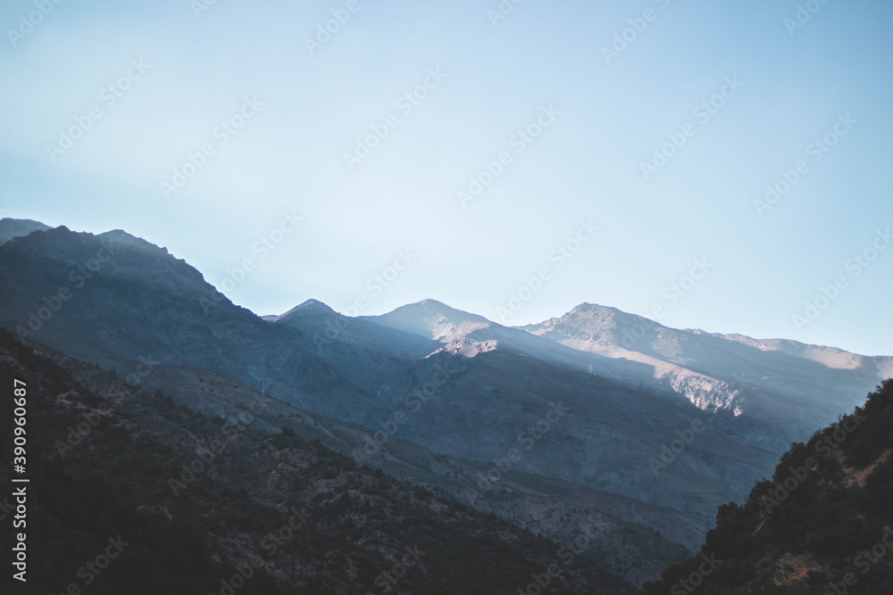 Obraz premium Paisaje vertical, atardecer en el Cajón del Maipo