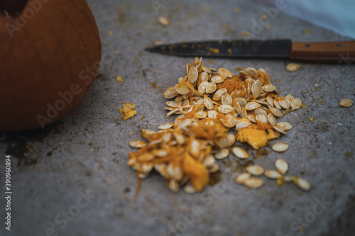 Foto Man carving and preparing a pumpkin for Halloween