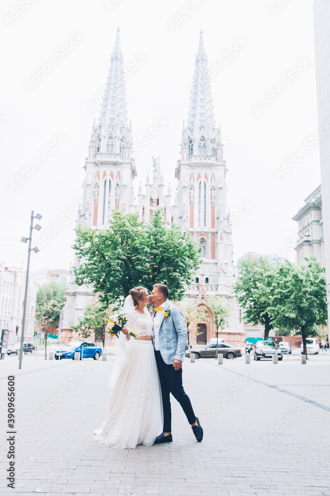 Obraz premium Lemon wedding at the groom's with the bride in a wedding dress