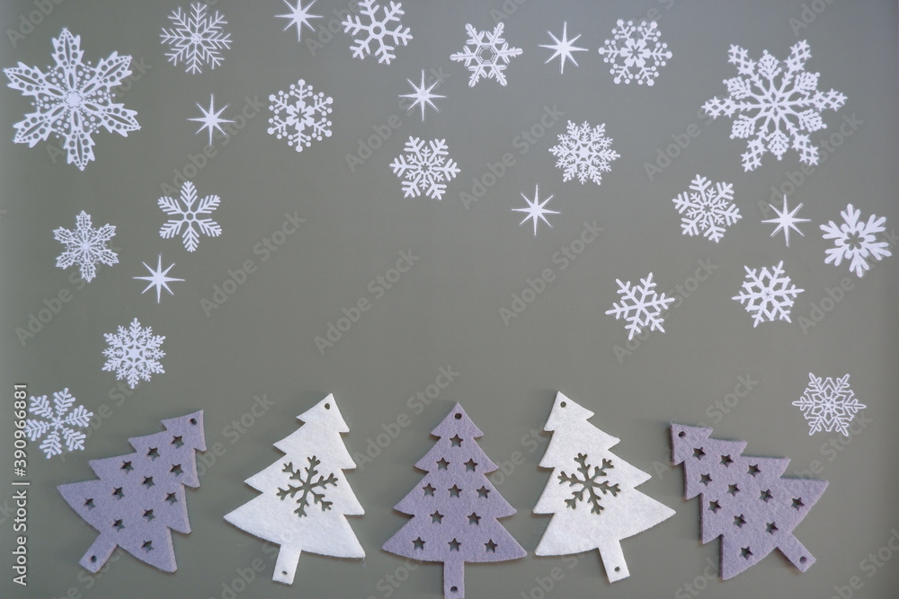 Snowflakes with Christmas trees on grey background. ホワイトクリスマス、冬イメージ