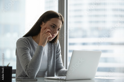 Φωτογραφία Pensive sad millennial woman office employee responsible manager spending time a