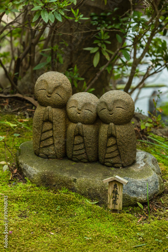 日本　神奈川県の鎌倉の長谷寺の石んこ地蔵 © pespiero
