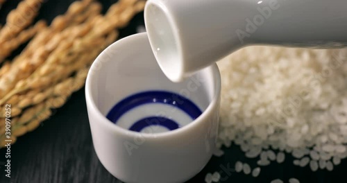 日本酒をお猪口に注ぐ　Pour sake into a Japanese glass(Slow motion)