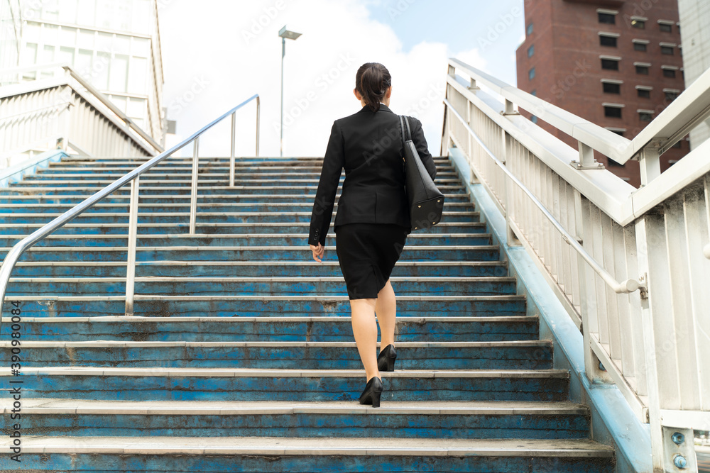 ビジネス街を歩く若い女子社員/就職活動をする女性 ビジネス街を歩く若い女子社員/就職活動をする女性