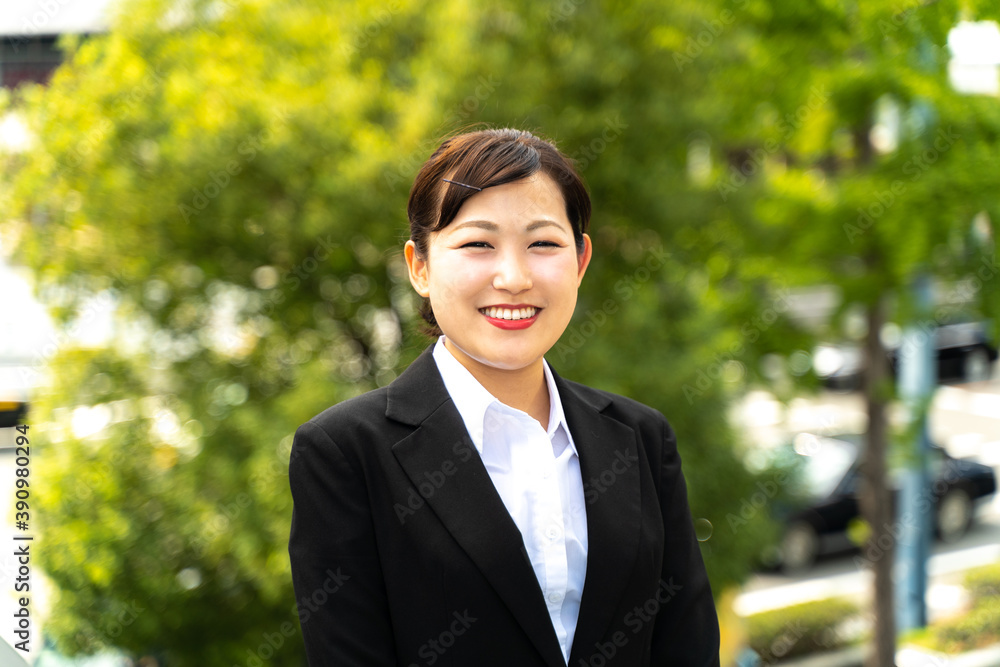 ビジネス街を歩く若い女子社員/就職活動をする女性 ビジネス街を歩く若い女子社員/就職活動をする女性