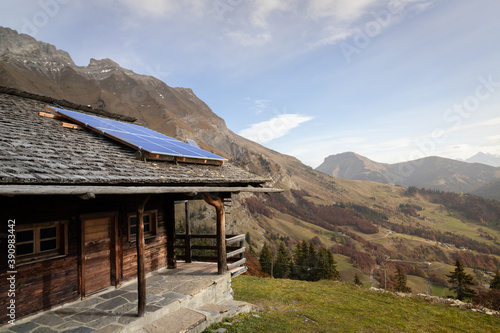 Chalet écologique avec panneaux solaires / photovoltaïques sur le toit, Aravis, Alpes françaises photo