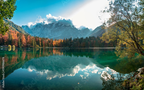 Fototapeta Naklejka Na Ścianę i Meble -  Colorful autumn foliage at the alpine lake