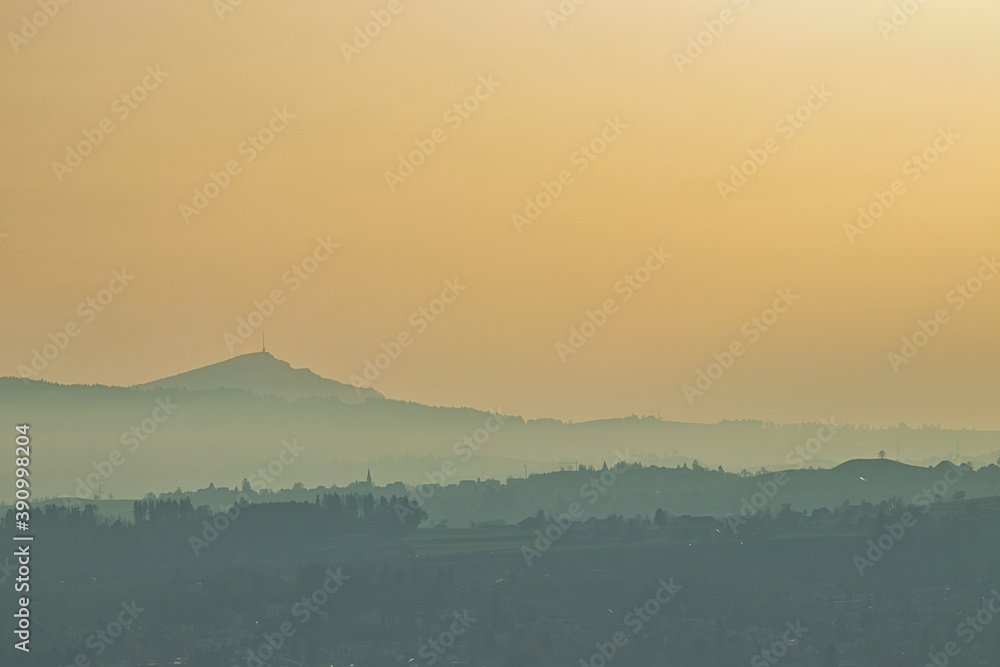 Pilatus am Horizont bei Sonnenuntergang