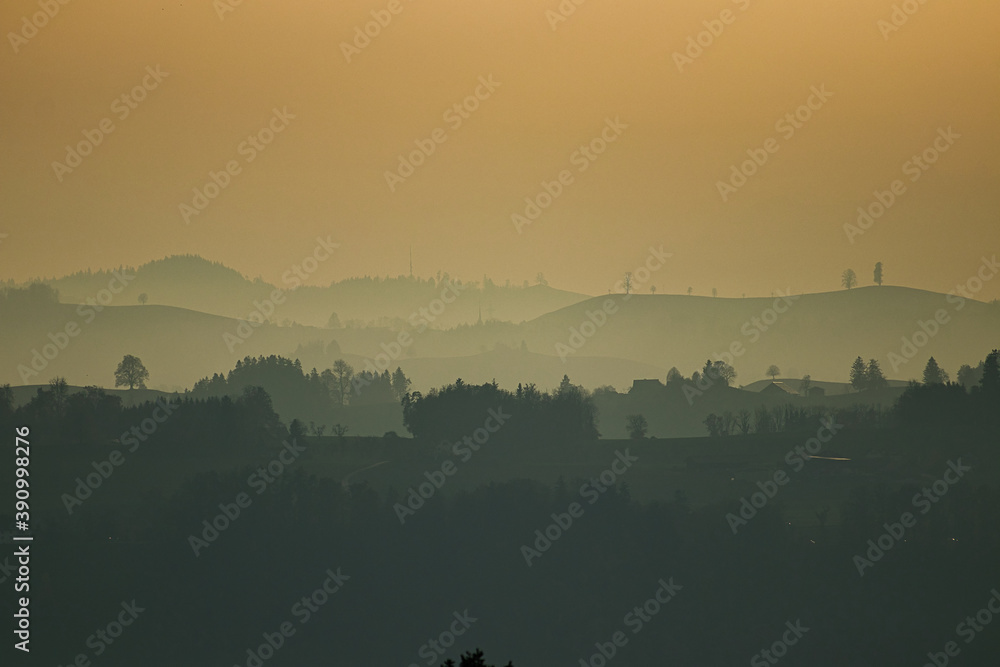 Berge im Nebel bei Sonnenuntergang