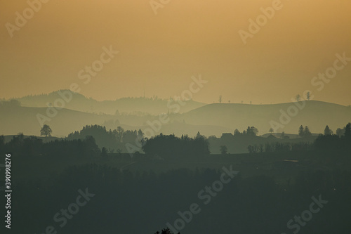 Obraz na płótnie Berge im Nebel bei Sonnenuntergang w salonie