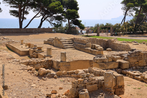 Ruines et pins parasol  à Ampuria