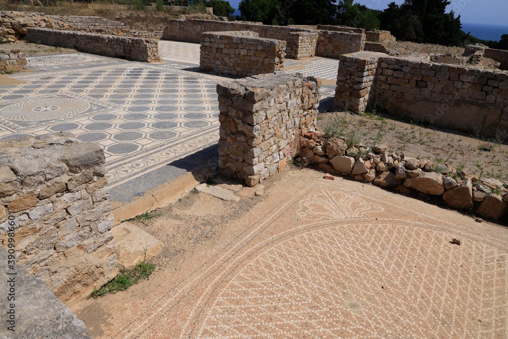 Mosaïque de sol à Ampuria et ruines