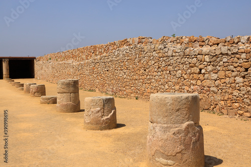 Ruines et mur ocre à Ampuria