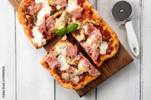 Pizza fatta in casa con prosciutto cotto e carciofini