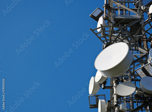 Antenna parabolica delle telecomunicazioni e ripetitori del segnale telefonico. 