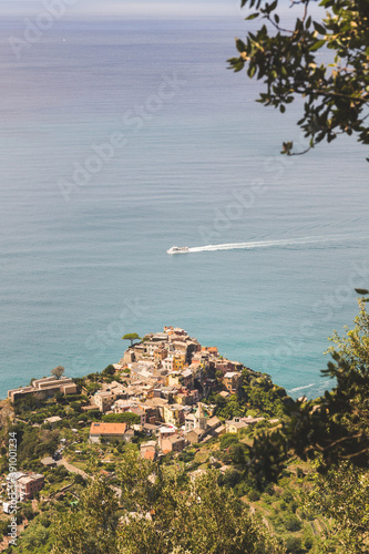 Corniglia dall'alto barca di  passaggio