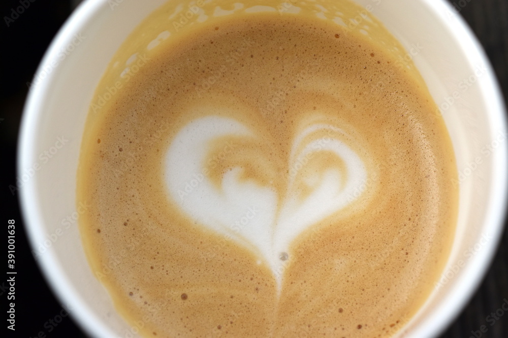 Milchschaumherz auf einem Milchkaffee Milchschaumherz auf einem Milchkaffee