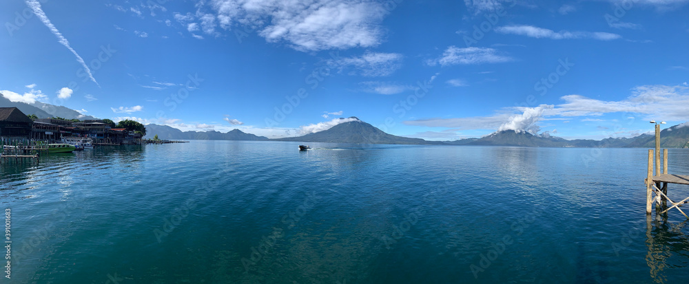 Naklejka premium lake in mountains of Guatemala