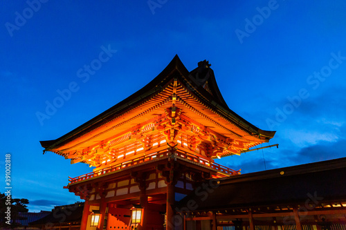 日本 京都、夜の伏見稲荷大社の楼門
