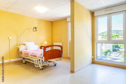 Chambre avec lit médicalisé en ehpad, maison de retraite, clinique