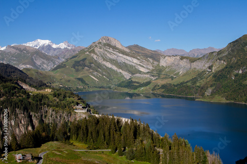Paysage des Alpes : un lac d'altitude, avec en arrière-plan les hauts sommets enneigés © Samy