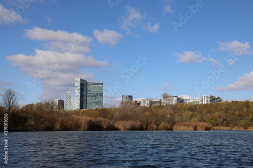 Skyline am Wienerberg beim Teich in Wien Süd in der Abenddämmerung