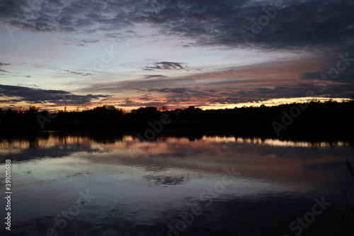 Nach dem wundersch  nen und bunten Sonnenuntergang am See bei leichter Bew  lkung