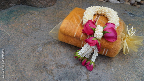 Photo Thailand Jasmine garland and towel to give offering dedicated to the monk backgr