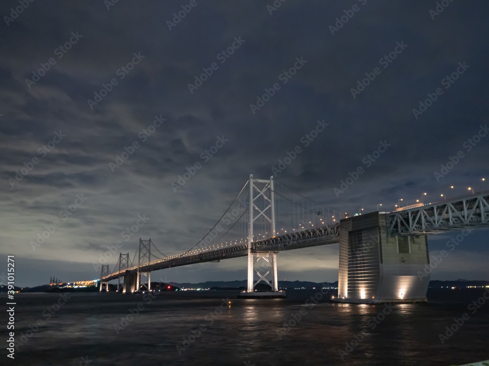 曇りの夜の瀬戸大橋