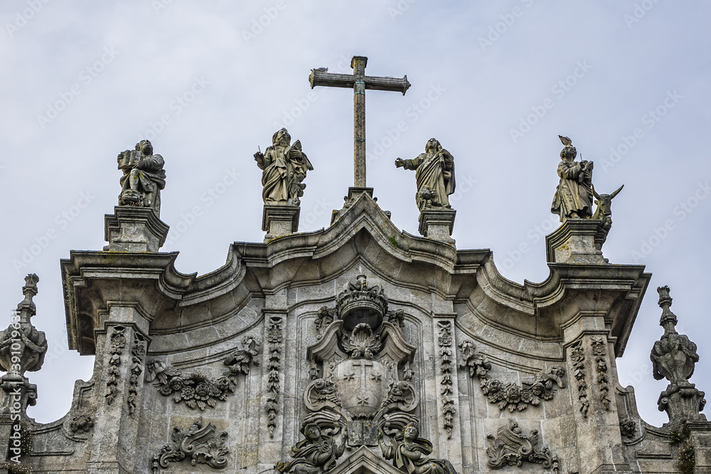 Obraz premium Porto Church of the Venerable Third Order of Nossa Senhora do Carmo (Igreja do Carmo, XVIII century) located at the intersection between Carlos Alberto Square and Rua do Carmo. Porto, Portugal.