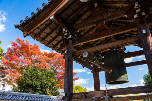 日本 京都、源光庵の鐘と紅葉