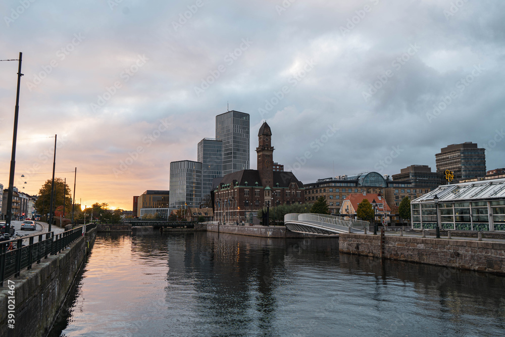 Obraz premium view of the harbor city Malmo at sunset