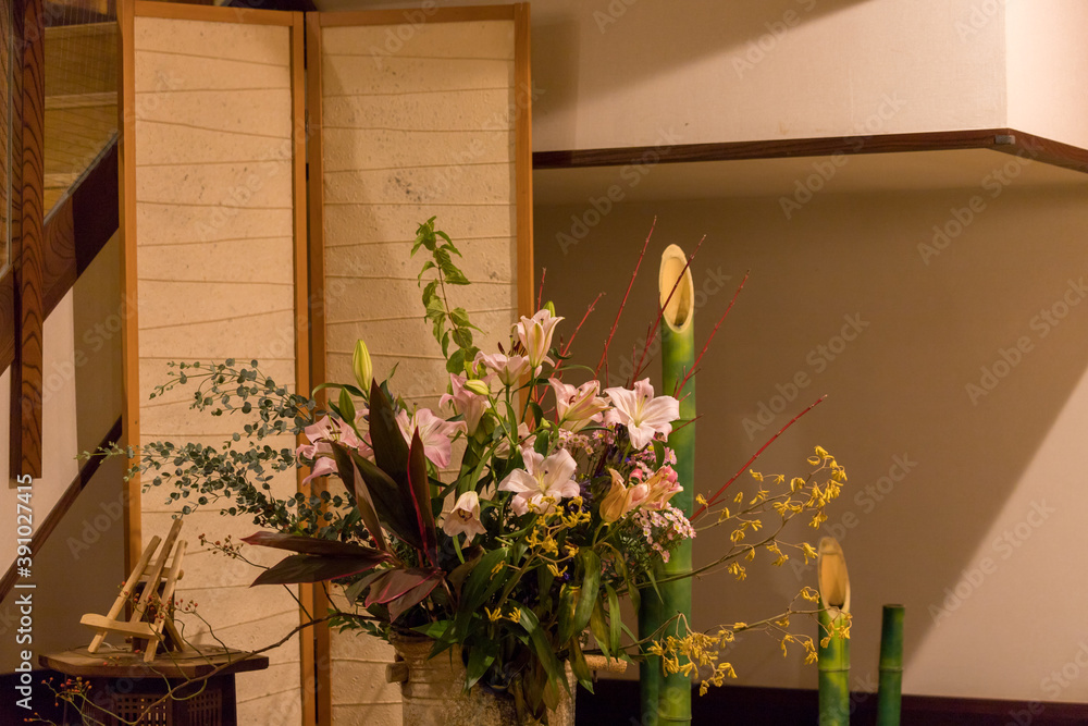 日本の旅館の和室に飾っている花の様子 Stock Photo Adobe Stock