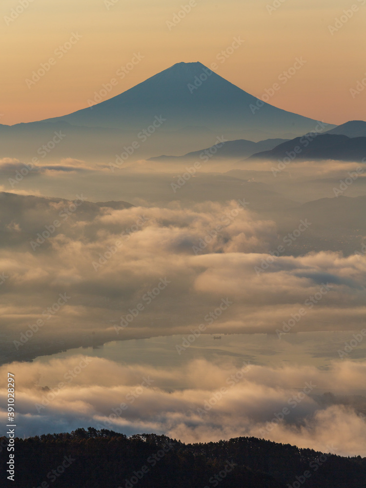 夜明けの高ボッチ高原から諏訪湖の雲海と富士山