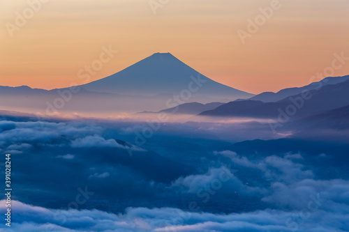 夜明けの高ボッチ高原から諏訪湖の雲海と富士山