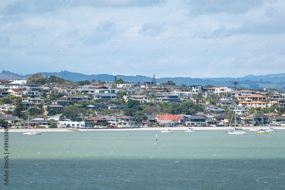 Φωτογραφία AUCKLAND, NEW ZEALAND - Sep 10, 2019: View of Bucklands Beach waterfront houses