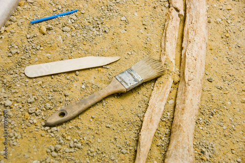 фотографія Closeup shot of archaeology tools on the floor