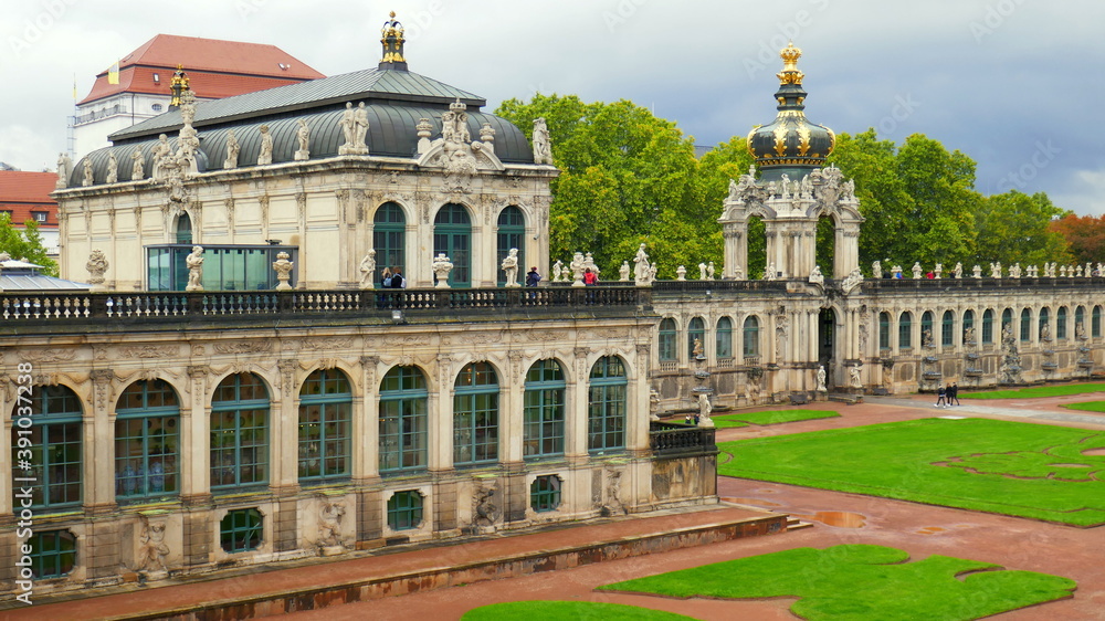 barocker Zwinger mit Umgang und Kronentor vor grünen Bäumen in Dresden und Garten mit Wiese barocker Zwinger mit Umgang und Kronentor vor grünen Bäumen in Dresden und Garten mit Wiese