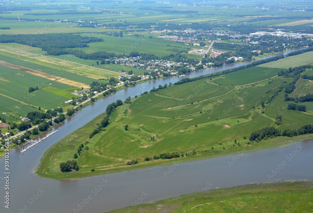 Φωτογραφία Summer scenic aerial view of the farmland on L`Ile aux Castors in the Saint Lawr
