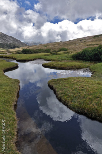 Vue sur les pozzines et le lac de la Bocca a Stazzona avec en arrière plan les massifs du Rotondo et du Cintu