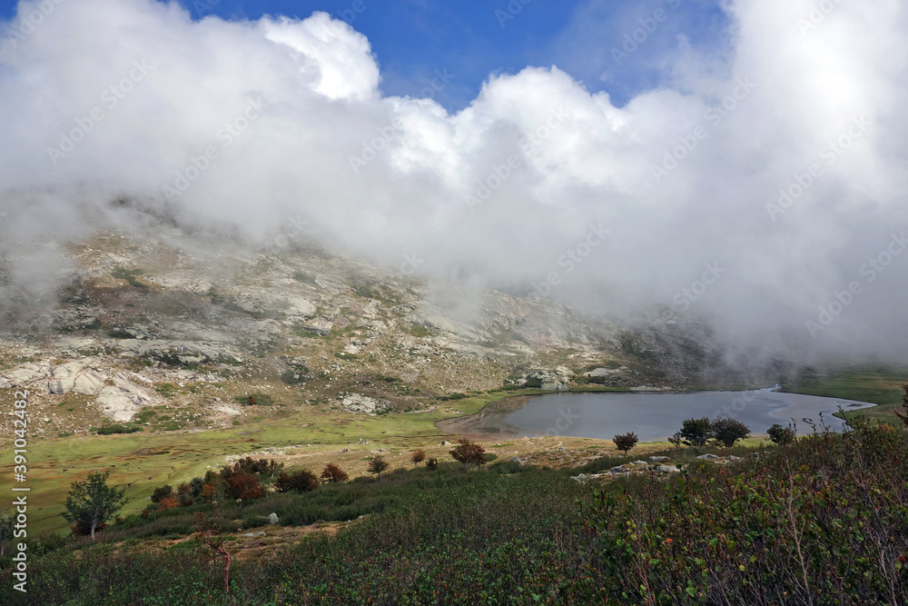 Vue sur les pozzines et le lac de la Bocca a Stazzona avec en arrière plan les massifs du Rotondo et du Cintu