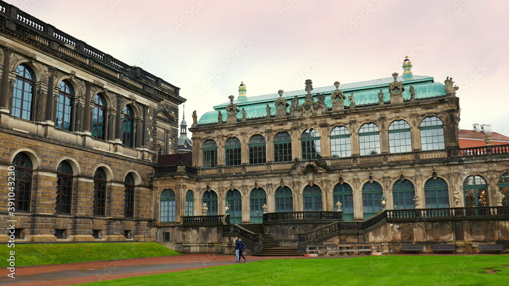 barocker Zwinger von Dresden mit Zwingerhof unter rosa Himmel gebaut von August dem Starken
