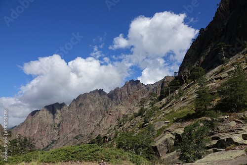 Vall  e du cirque de Bonifatu sur les derniers sentiers du GR 20 en Corse